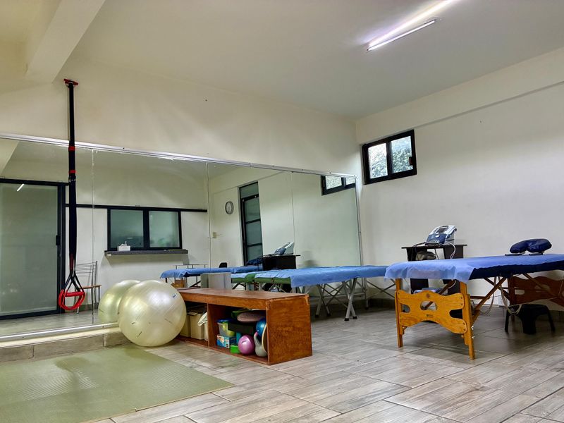 Consultorio PhysioHolistic CDMX - Sala de tratamiento principal